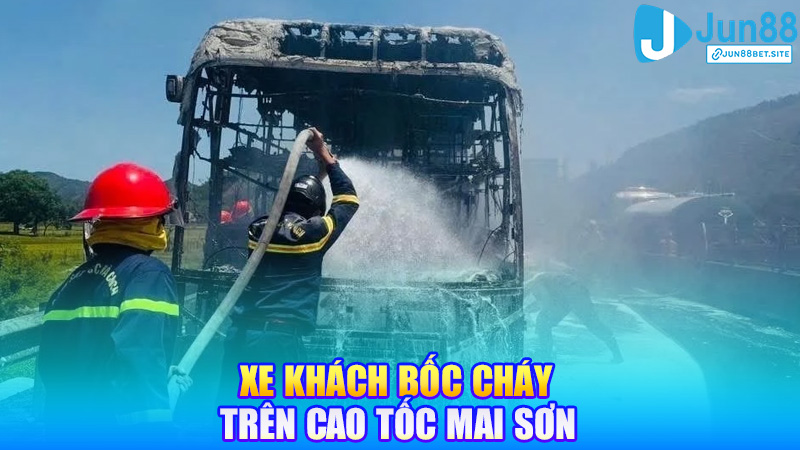 Xe khách bốc cháy trên cao tốc Mai Sơn – Quốc lộ 45, hành khách tháo chạy trong hoảng loạn